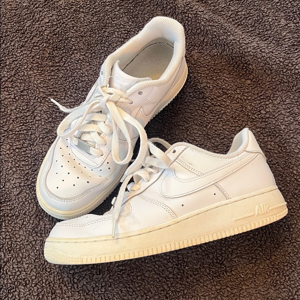 White Nike Air Size 8.5 Women’s Sneaker